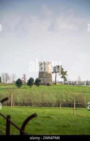 Cotswolds, England, 23. März 2017: Dieses denkmalgeschützte Gebäude, ein ehemaliger Torheit, ist heute ein privates Haus. Stockfoto