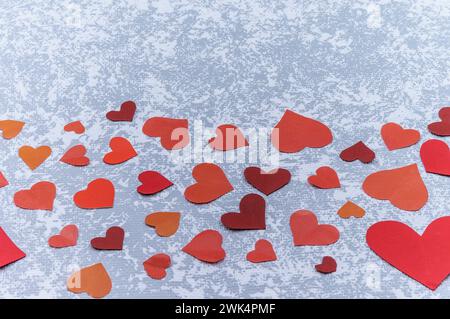 Papierherzen rot auf blauem Hintergrund. Papierherzen rote Papierherzen. Stockfoto