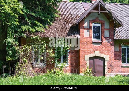 Kaliningrad Oblast, Russland, 28. Mai 2023. Haus im Wald. Rotes Backsteinhaus im Wald. Haus eines Jägers Forster. Stockfoto