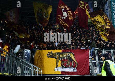 Neapel, Italien. Februar 2024. Die Roma-Fans jubeln während des Fußballspiels der Serie A zwischen Frosinone und AS Roma im Benito Stirpe-Stadion in Frosinone (Italien) am 18. Februar 2024 an. Quelle: Insidefoto di andrea staccioli/Alamy Live News Stockfoto