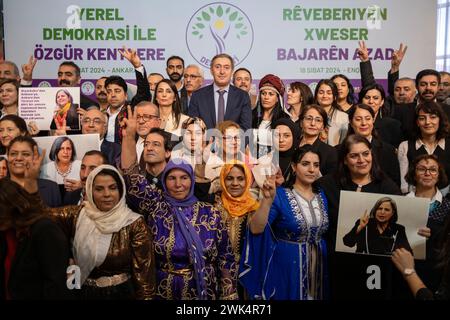 Ankara, Türkei. Februar 2024. Nach Bekanntgabe der Wahlerklärung wurde ein Gruppenfoto mit den Kandidaten aufgenommen. Die Partei für Gleichstellung und Demokratie (dem) gab am 31. März 2024 in einem Hotel in Ankara ihre Wahlerklärung für die Kommunalregierung bekannt. Neben den Kandidaten für den kommunalen Bürgermeister besuchten viele Menschen das Programm. Die beiden Vorsitzenden der dem-Partei Tuncer Bakirhan und Tulay Hatimogullari kündigten die Erklärung an. Quelle: SOPA Images Limited/Alamy Live News Stockfoto