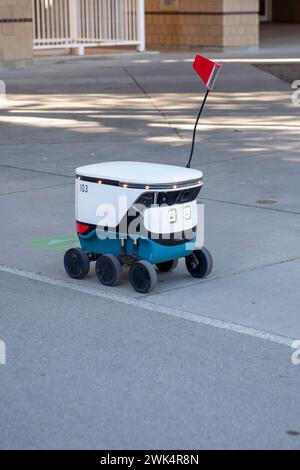 Lieferroboter auf dem Campus der Universität von Arizona Tucson, der ohne Hilfe zum Empfänger gelangt. Stockfoto
