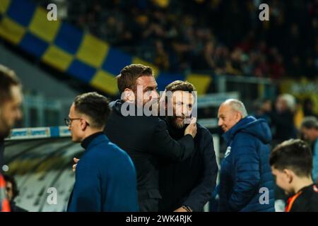 Frosinone, Italien. Februar 2024. Daniele de Rossi Coach von A.S. Roma und Eusebio Di Francesco Coach von Frosinone Calcio während Frosinone Calcio vs AS Roma, italienischer Fußball Serie A Spiel in Frosinone, Italien, 18. Februar 2024 Credit: Independent Photo Agency/Alamy Live News Stockfoto