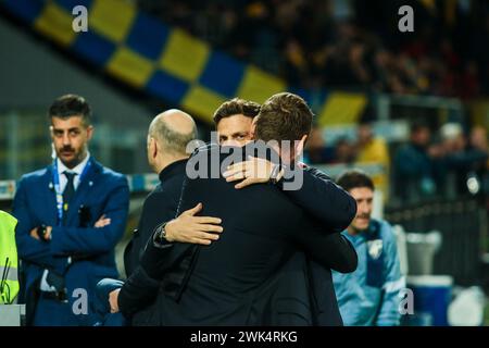 Frosinone, Italien. Februar 2024. Daniele de Rossi Coach von A.S. Roma und Eusebio Di Francesco Coach von Frosinone Calcio während Frosinone Calcio vs AS Roma, italienischer Fußball Serie A Spiel in Frosinone, Italien, 18. Februar 2024 Credit: Independent Photo Agency/Alamy Live News Stockfoto