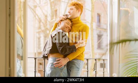 Glückliches und junges Schwulenpaar auf einem Balkon Stockfoto