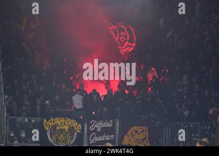 Frosinone, Italien. Februar 2024. Anhänger der AS Roma während des Serie A TIM Spiels zwischen Frosinone Calcio und AS Roma im Stadio Benito Stirpe am 18. Februar 2024 in Frosinone, Italien. Quelle: Giuseppe Maffia/Alamy Live News Stockfoto