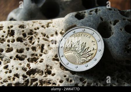 Nahaufnahme der litauischen 2-Euro-Münze. Die Münze ist 2023 der Ukraine gewidmet. Stockfoto