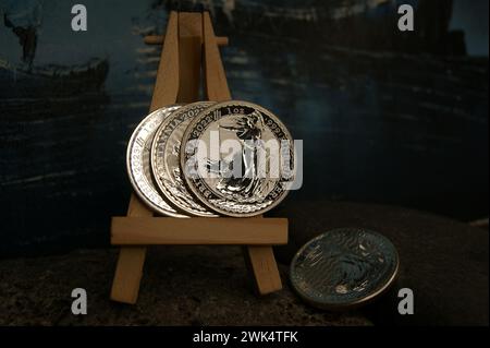 2 Pfund Britania 1 oz. Silbermünzen im Vereinigten Königreich. Nahaufnahme. Stockfoto