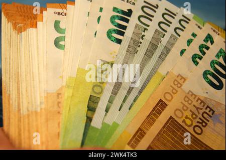 Nahaufnahme verschiedener Stückelungen von Euro-Banknoten Stockfoto