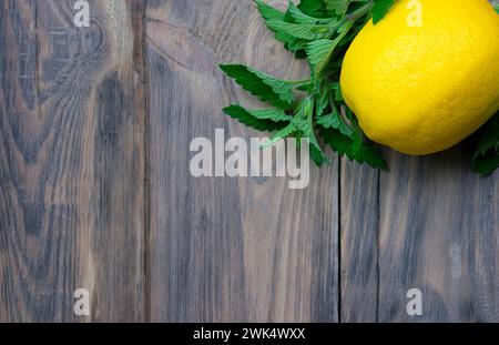 Zitrone und Minze, Nahaufnahme. Zitrusfrüchte auf einem Holztisch. Vitamine. Störfestigkeit. Konzept Alternative Medizin, natürliches hausgemachtes Mittel gegen Erkältung und Grippe. Suppor Stockfoto