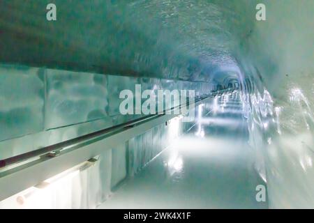 Eistunnel im Eispalast des Bahnhofs Jungfraujoch in der Schweiz Stockfoto