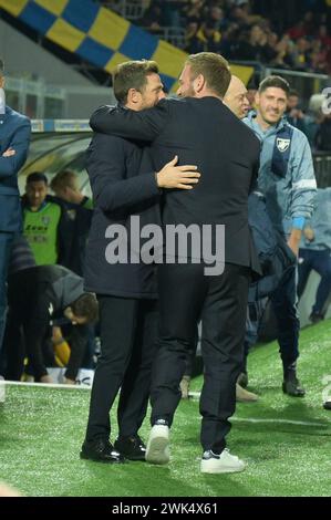 Stadio Benito Stirpe, Frosinone, Italien. Februar 2024. Fußball der Serie A; Frosinone gegen Roma; Eusebio Di Francesco Coach von Frosinone und Daniele de Rossi Coach von AS Roma begrüßen sich gegenseitig Credit: Action Plus Sports/Alamy Live News Stockfoto