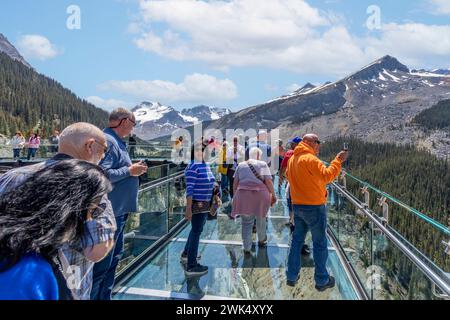 Touristen stehen am 6. Juni 2023 auf der Aussichtsplattform mit Glasboden des Columbia Icefield Skywalk im Jasper National Park, Alberta, Kanada Stockfoto