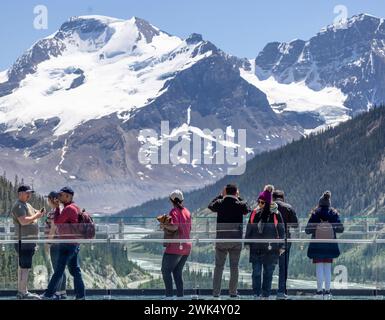 Touristen, die den Blick von der Aussichtsplattform mit Glasboden auf den Columbia Icefield Skywalk im Jasper National Park, Alberta, Kanada am 6. Juni 202 bewundern Stockfoto