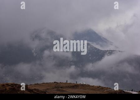 Die Bewohner spazieren bei Regen am Rande von Srinagar, der Sommerhauptstadt von Jammu und Kaschmir. Neuschneefälle wurden in den höheren Bergen Kaschmirs gemeldet, während die Ebenen Regenfälle erlebten, die zu einem deutlichen Temperaturabfall führten. Das Wetteramt hat für die nächsten drei Tage mittelschwere bis starke Schneefälle oder Regenfälle im Kaschmirtal prognostiziert. Stockfoto