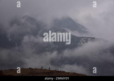 Die Bewohner spazieren bei Regen am Rande von Srinagar, der Sommerhauptstadt von Jammu und Kaschmir. Neuschneefälle wurden in den höheren Bergen Kaschmirs gemeldet, während die Ebenen Regenfälle erlebten, die zu einem deutlichen Temperaturabfall führten. Das Wetteramt hat für die nächsten drei Tage mittelschwere bis starke Schneefälle oder Regenfälle im Kaschmirtal prognostiziert. Stockfoto