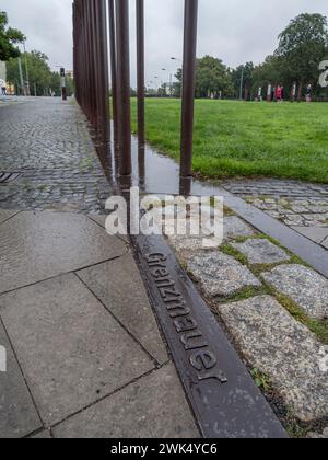 Abschnitt der Gedenkstätte Berliner Mauer auf der genauen Linie der ursprünglichen Mauer an der Bernauer Straße, Berlin. Stockfoto