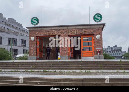 Der Eingang zum S-Bahnhof Nordbahnhof am Elisabeth-Schwarzhaupt-Platz, Bernauer Straße, Berlin. Stockfoto