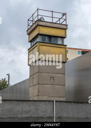 Wiederaufgebauter Wachturm an der Bernauer Straße erhaltener Abschnitt der Berliner Mauer gegenüber dem Dokumentationszentrum, Berlin. Stockfoto