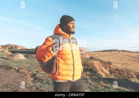 Glücklicher gutaussehender Mann Tourist mit Rucksack Wandern und genießen die Berglandschaft bei Sonnenuntergang in England. Ein Ausflug in die Berge mit Rucksack. Viel Spaß Stockfoto