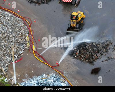 Sheerness, Kent, Großbritannien - 18. Februar 2024 Feuer im Recyclingzentrum, das Feuer brennt seit mehr als 24 Stunden und Rauch bis Essex Stockfoto