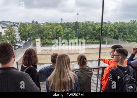 Schauen unten an der Bernauer Straße von der Berliner Mauer Dokumentationszentrum eine Fläche erhalten, wie es zwischen 1961 bis 1989 war. Stockfoto