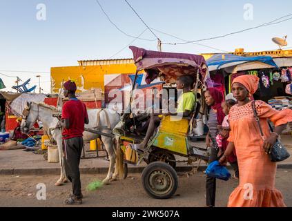 Afrika, Senegal. Straße in der Nähe des Marktes in Podor am Fluss Senegal. Sahelzone. Stockfoto