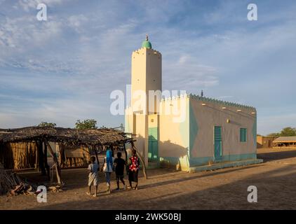 Afrika, Senegal, nahe Podor und Fluss Senegal. Dorf Fenaye Dualo in der Sahelregion. Die Moschee. Stockfoto