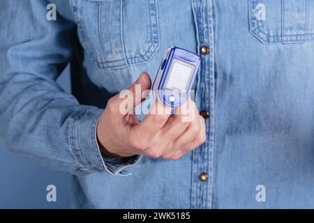 Frauen-Selbsttest auf Blutsauerstoffspiegel mit dem Pulsoxymeter Stockfoto