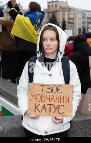 KIEW, UKRAINE - 18. Februar 2024: Während einer Kundgebung über Maidan Nezalezhnosti in Kiew wird eine junge Frau mit einem Plakat "deine Schweigefolter" gesehen Stockfoto