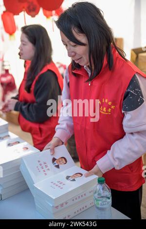 Rom, Italien. Februar 2024. Ein Freiwilliger arrangiert Kopien des Buches des chinesischen Präsidenten Xi Jinping, das am Tag der Feier des chinesischen Neujahrs in Rom verteilt wird. (Kreditbild: © Marcello Valeri/ZUMA Press Wire) NUR REDAKTIONELLE VERWENDUNG! Nicht für kommerzielle ZWECKE! Stockfoto