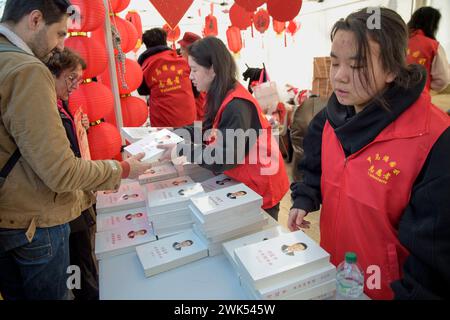 Rom, Italien. Februar 2024. Freiwillige verteilen kostenlos (auf Chinesisch) des Buches des chinesischen Präsidenten Xi Jinping, das am Tag der Feier des chinesischen Neujahrs in Rom verteilt wird. (Kreditbild: © Marcello Valeri/ZUMA Press Wire) NUR REDAKTIONELLE VERWENDUNG! Nicht für kommerzielle ZWECKE! Stockfoto