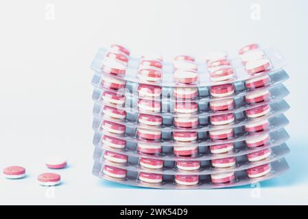 Nahaufnahme einer Packung Blisterpackung. Zweifarbige Pillen in der Blisterpackung. Drei Tabletten aus der Blisterpackung. Stockfoto