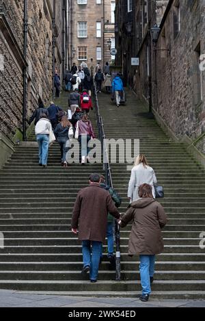 Ein paar Schritte in Warriston Close führt von der Cockburn Street zur High Street in Edinburghs Altstadt. Stockfoto