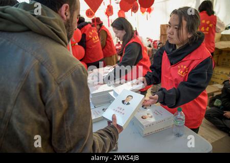 Rom, Italien. Februar 2024. Freiwillige verteilen kostenlos (auf Chinesisch) des Buches des chinesischen Präsidenten Xi Jinping, das am Tag der Feier des chinesischen Neujahrs in Rom verteilt wird. (Kreditbild: © Marcello Valeri/ZUMA Press Wire) NUR REDAKTIONELLE VERWENDUNG! Nicht für kommerzielle ZWECKE! Stockfoto