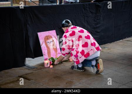 Brianna Ghey, ein 16-jähriges britisches Transgender-Mädchen, wurde bei einem vorsätzlichen Angriff ermordet. Freunde legen Blumen und zünden Kerzen an ihrer Mahnwache an Stockfoto