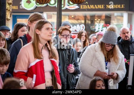 Das Mädchen in der Menge weint, dass Brianna Ghey, eine 16-jährige britische Transgender-Frau, bei einem vorsätzlichen Angriff von Scarlett Jenkinson und Eddi ermordet wurde Stockfoto