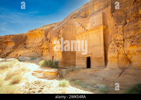 Antike Nabatäische Gräber von Jabal al Ahmar in Steinfelsen gehauen, Madain Saleh, Al Ula, Saudi Arabien Stockfoto