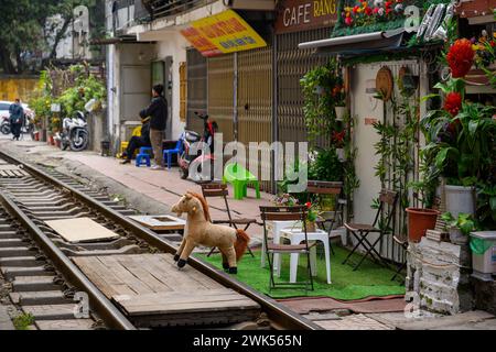 Warten auf einen Zug in Hanoi Train Street, Hanoi, Vietnam Stockfoto