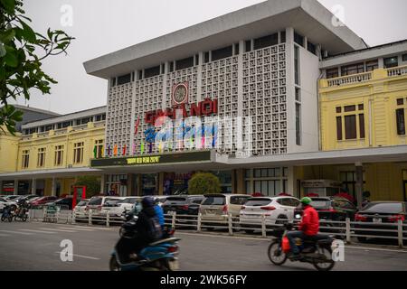 Hanoi Bahnhof tagsüber mit vorbeifahrenden Motorrädern im Vordergrund, Hanoi, Vietnam Stockfoto