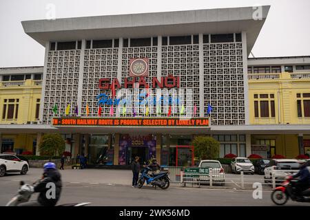 Hanoi Bahnhof tagsüber mit vorbeifahrenden Motorrädern im Vordergrund, Hanoi, Vietnam Stockfoto