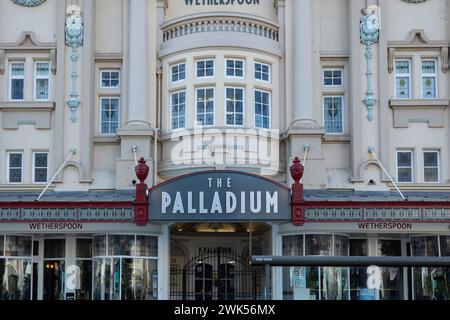 Llandudno North Wales vereinigtes Königreich 01. August 2022 das Palladium war früher ein Theater in Llandudno , der Front des Palladium-öffentlichen Hauses jetzt Stockfoto