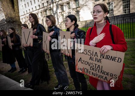 London, Großbritannien. Februar 2024. Ukrainische Demonstranten und Unterstützer setzen ihre wöchentlichen Proteste in Westminster gegenüber der Downing Street gegen die andauernde russische Invasion in ihre Heimat fort. Am 24. Februar 2022 marschierte Russland in die Ukraine ein, während der Russisch-Ukrainische Krieg, der 2014 begann, eskalierte. Guy Corbishley/Alamy Live News Stockfoto