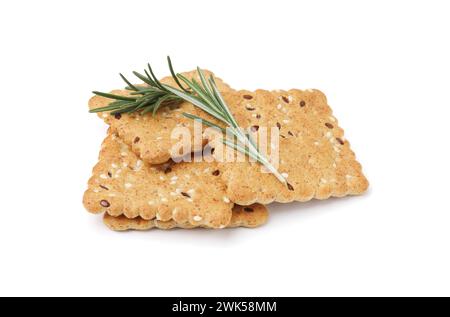 Getreidecracker mit Flachs, Sesamsamen und Rosmarin isoliert auf weiß Stockfoto