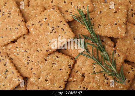 Rosmarin auf Müslicrackern mit Flachs- und Sesamsamen, Blick von oben Stockfoto