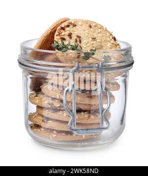 Getreidecracker mit Flachs, Sesamsamen und Thymian im Glas isoliert auf weiß Stockfoto