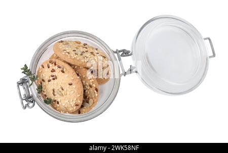 Müslicracker mit Flachs, Sesamsamen und Thymian im Glas isoliert auf weiß, Blick von oben Stockfoto