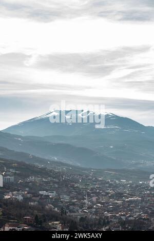 Schneebedeckte Berge rund um die Stadt Prizren, die zweitgrößte Stadt des Kosovo. Stockfoto