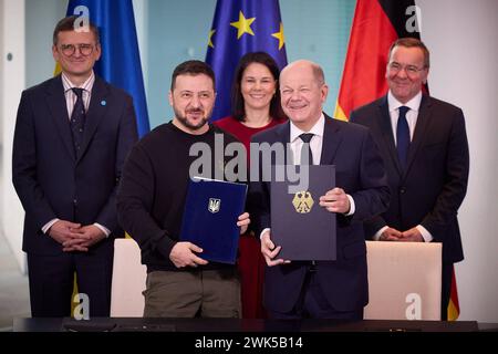 Ukrainischer Präsident Wolodymyr Zelenskyy kommt Arbeitsbesuch mit Bundeskanzler Olaf Scholz in Berlin Präsident der Ukraine Wolodymyr Zelenskyy kommt Arbeitsbesuch mit Bundeskanzler Olaf Scholz am 16. Februar 2024 in Berlin. Foto von PRÄSIDENT DER UKRAINE apaimages Berlin Berlin Deutschland 160224 Germany UPO 0034.jpeg Copyright: XapaimagesxPRESIDENTxOFxUKRAINExxapaimagesx Stockfoto
