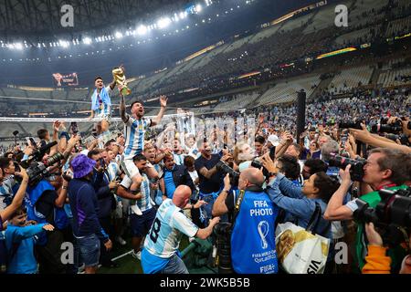 LUSAIL CITY, KATAR - 18. DEZEMBER: Lionel Messi feiert mit der WM-Trophäe nach dem Finale der FIFA Fussball-Weltmeisterschaft Katar 2022. Stockfoto